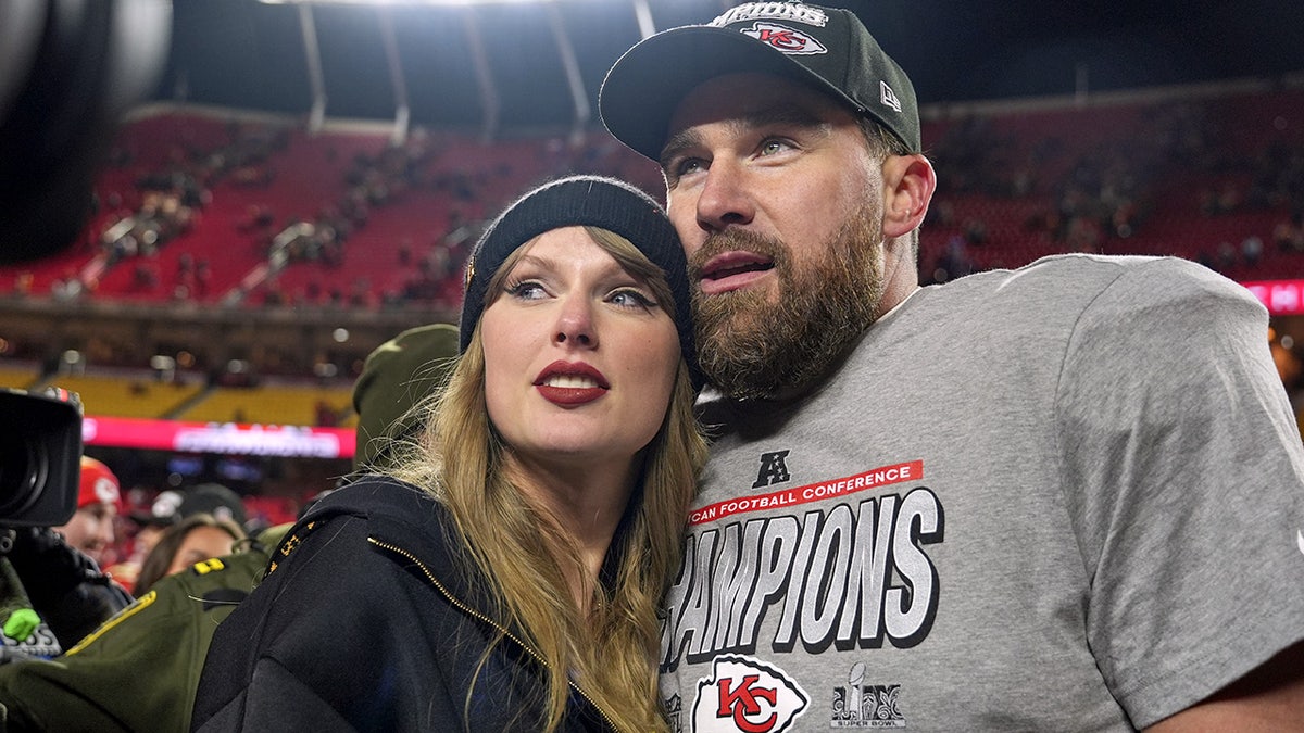 Taylor Swift and Travis Kelce get cozy
