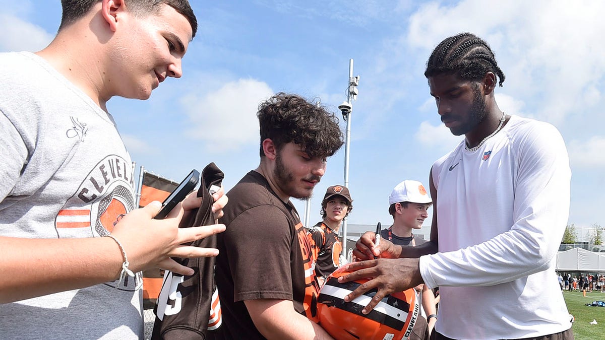 Shedeur Sanders signs autographs