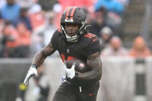 Browns Breakout Star Suffers Shoulder Injury Against Patriots
