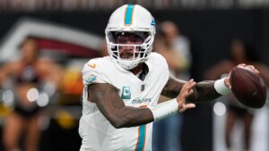 Dolphins' Tua Tagovailoa throws 4 touchdown passes with swollen eye