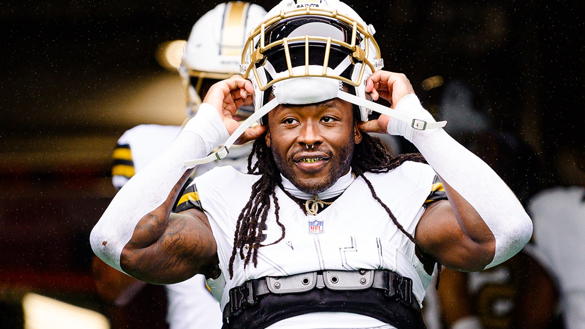 Alvin Kamara with helmet on head