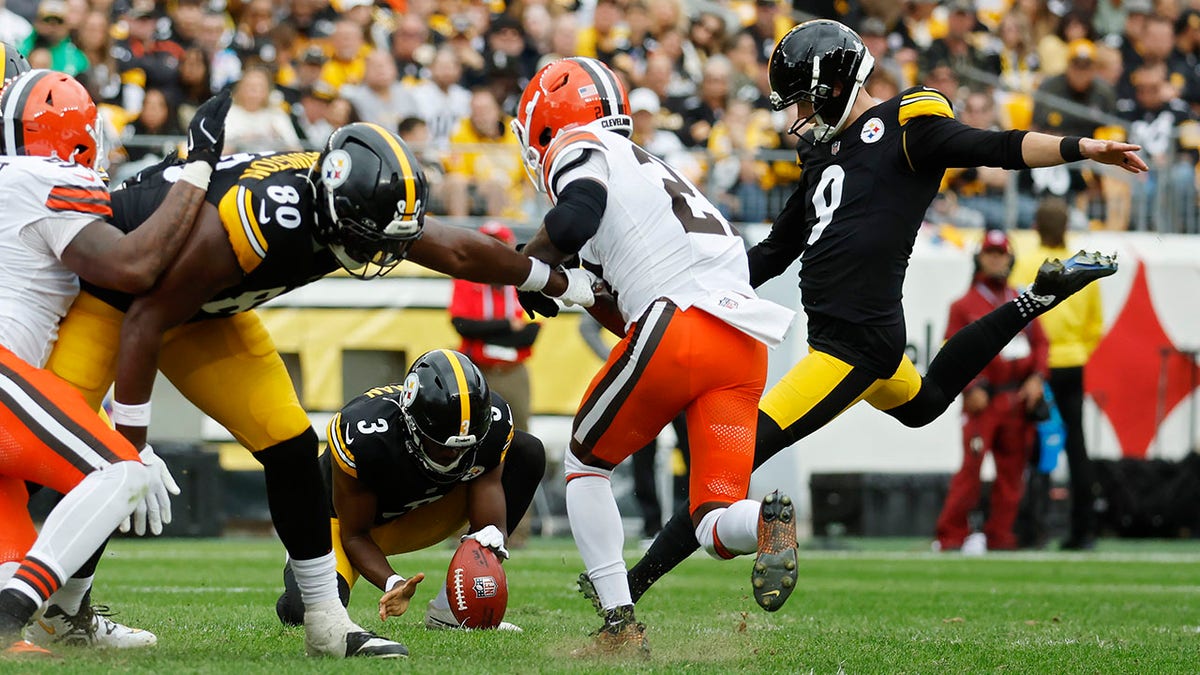 Chris Boswell kicks field goal.
