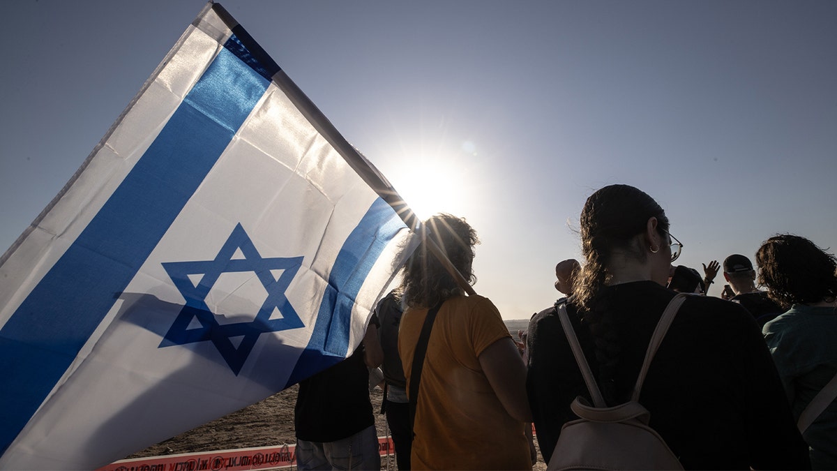 Israelis march from Sderot toward the northern border