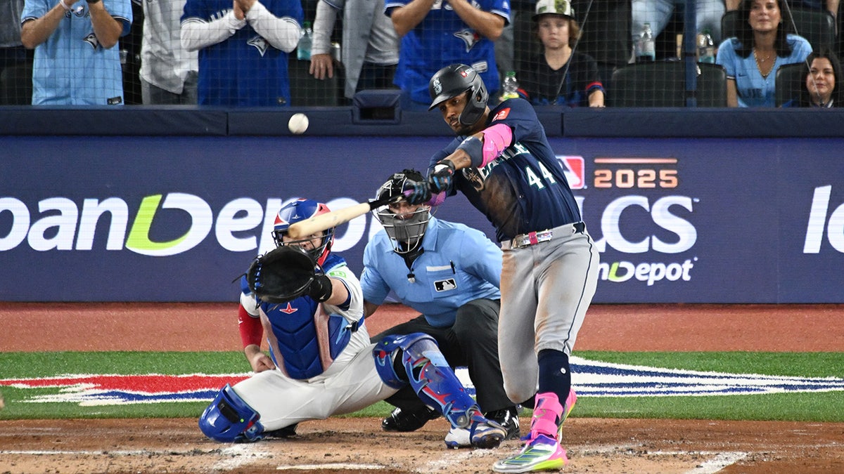 Julio Rodriguez hits home run