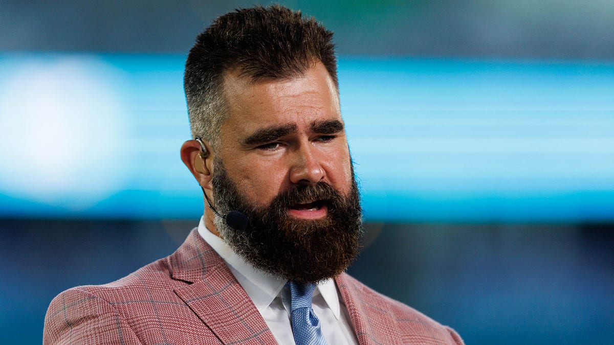 Jason Kelce calls a game on ESPN