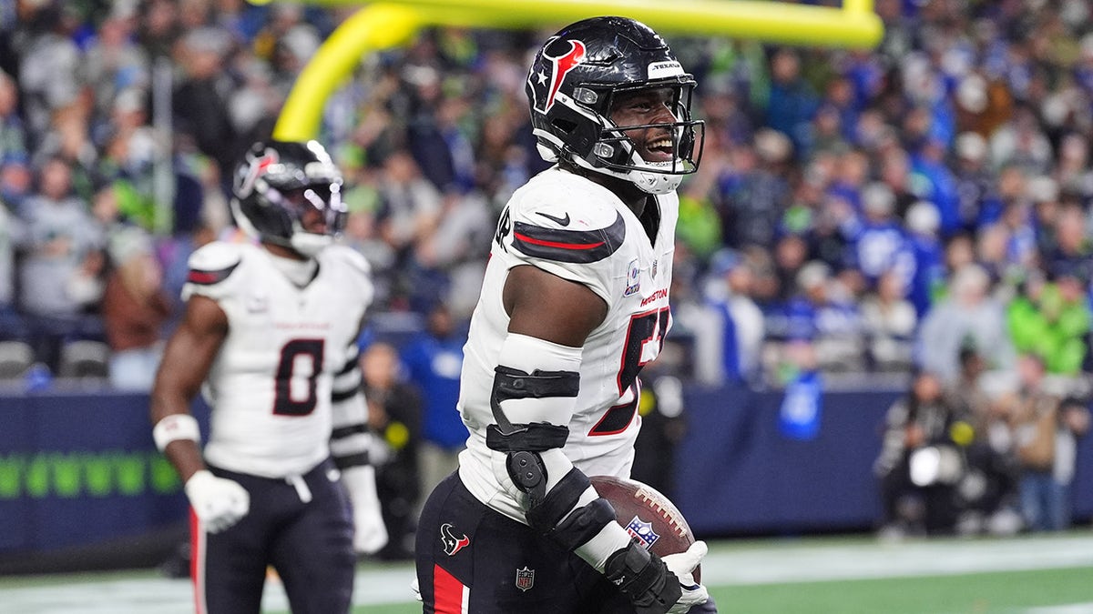 Will Anderson Jr. celebrates a touchdown
