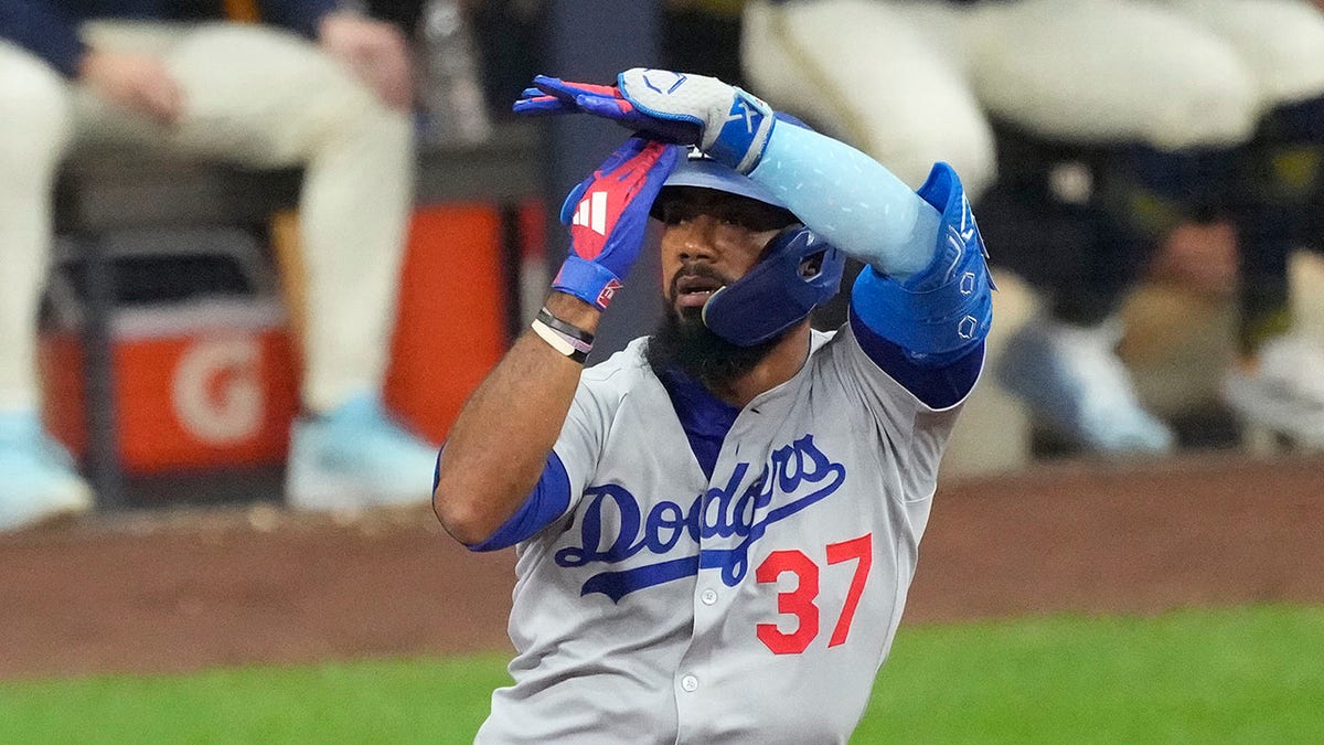Teoscar Hernandez celebrates home run