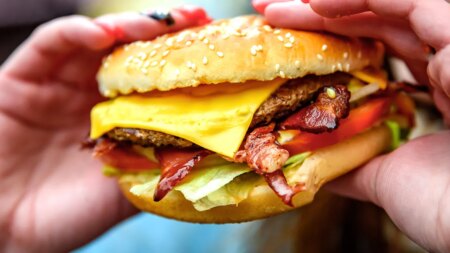 Cheapest places to eat a cheeseburger meal