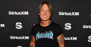 Keith Urban Covers ‘Pink Pony Club’ at Mar-a-Lago Party Seemingly Attended by President Donald Trump