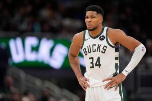 Bucks Lose Giannis Antetokounmpo to Injury vs Cavaliers