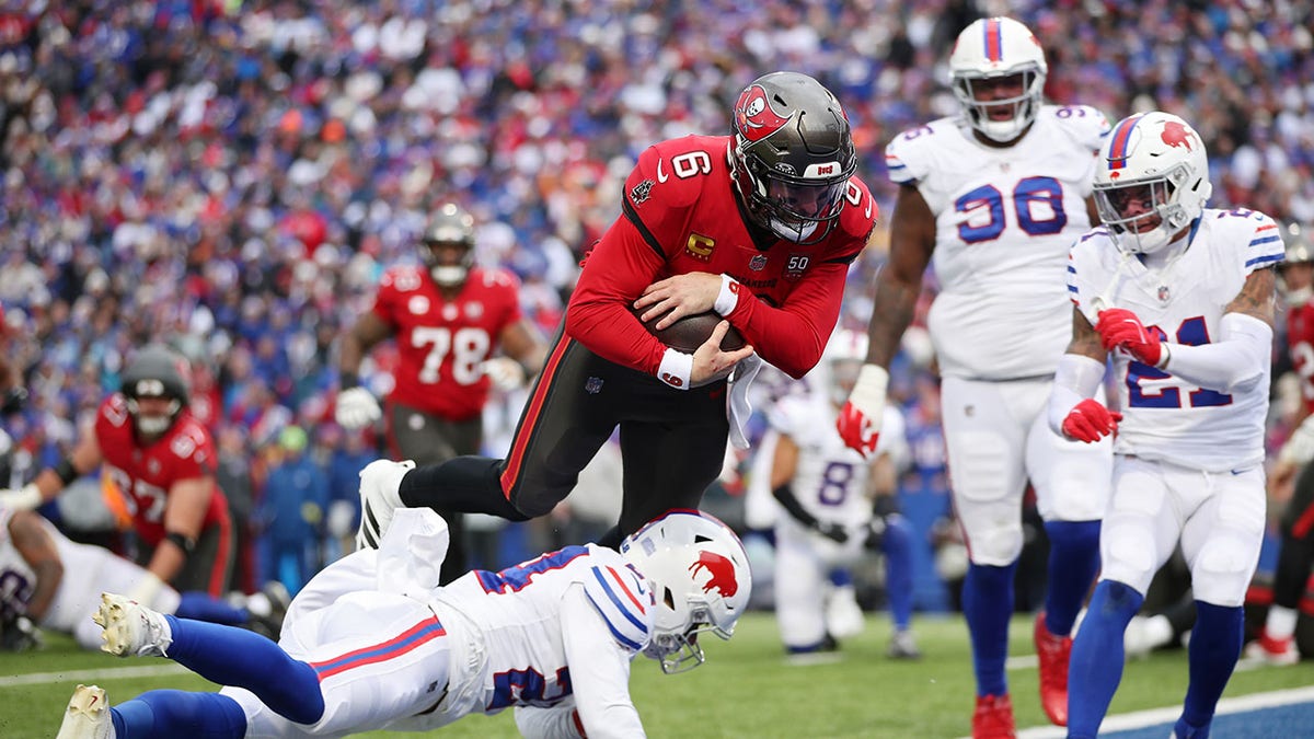 Baker Mayfield scores