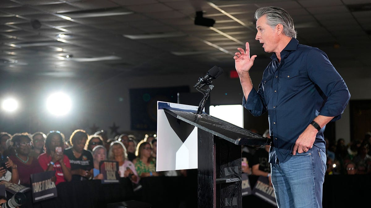 Newsom talks to Texas crowd