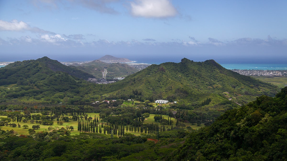 Nu'uanu Pali Lookout in Oahu, Hawaii