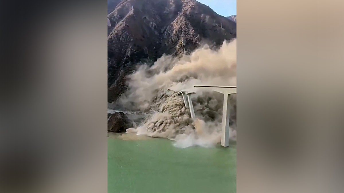Hongqi Bridge falls into river in China