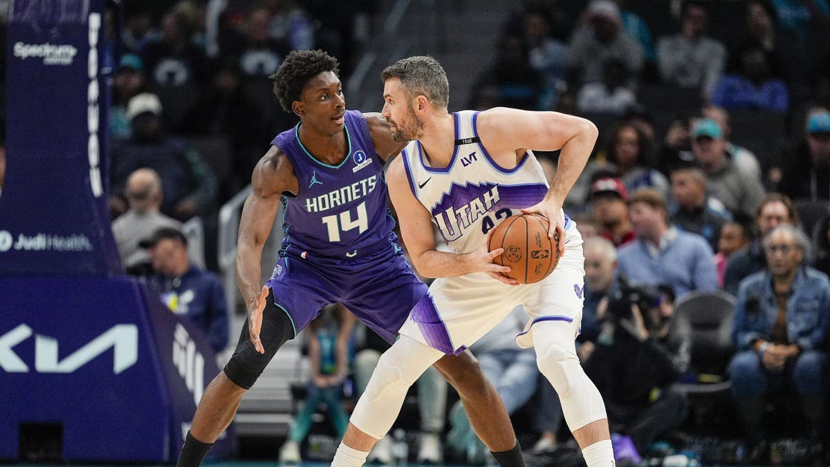 Kevin Love posting up