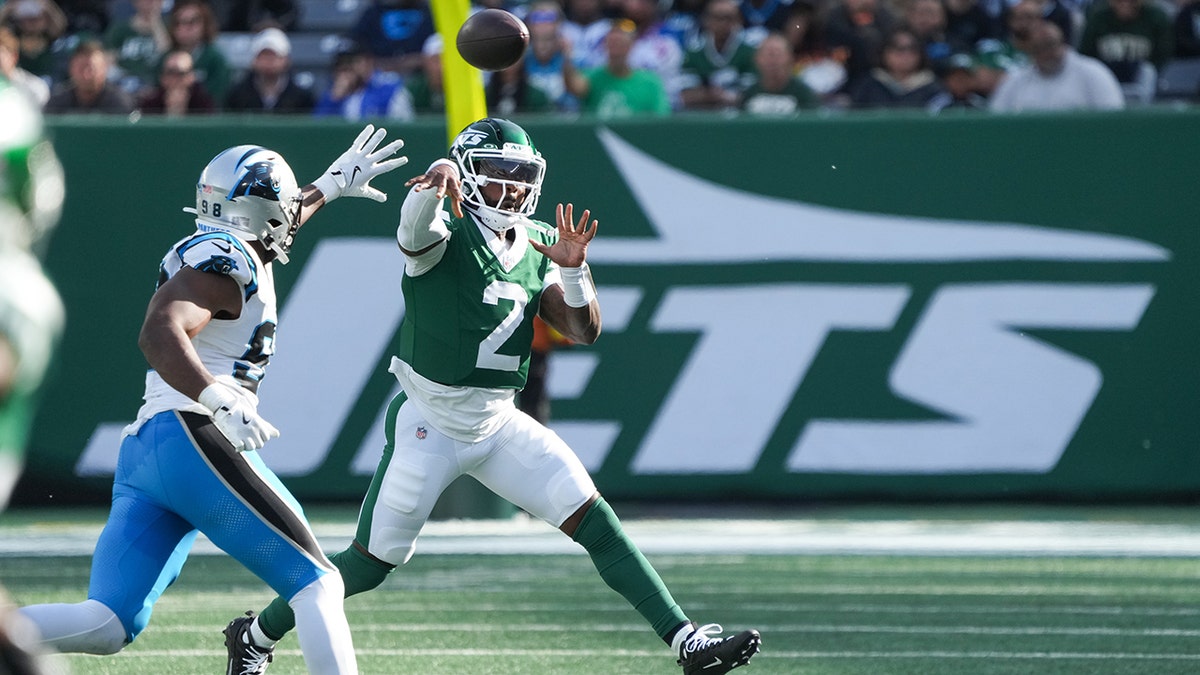 Tyrod Taylor throws a pass