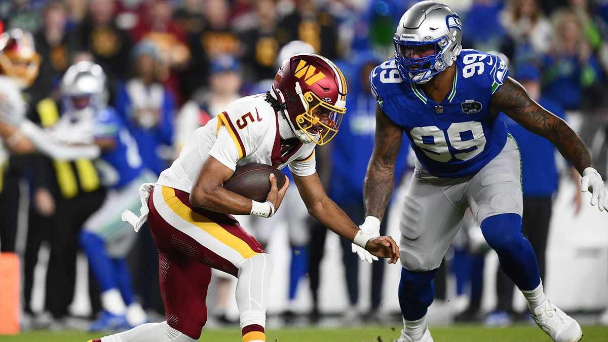 Leonard Williams tackles Jayden Daniels