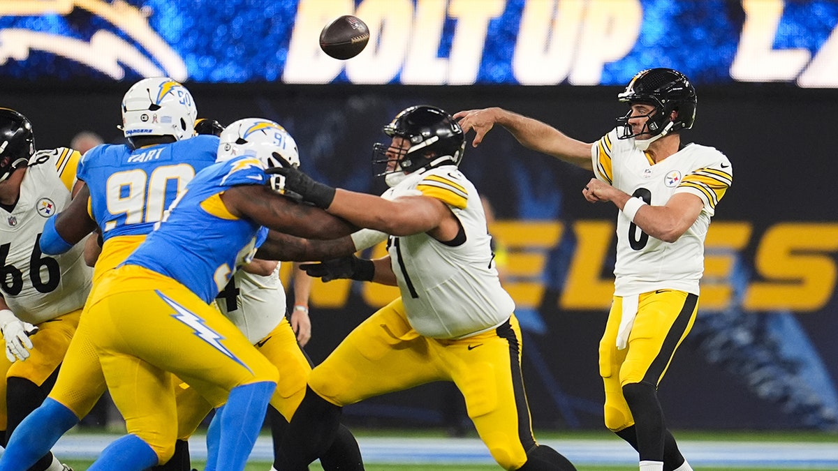 Aaron Rodgers throws a pass