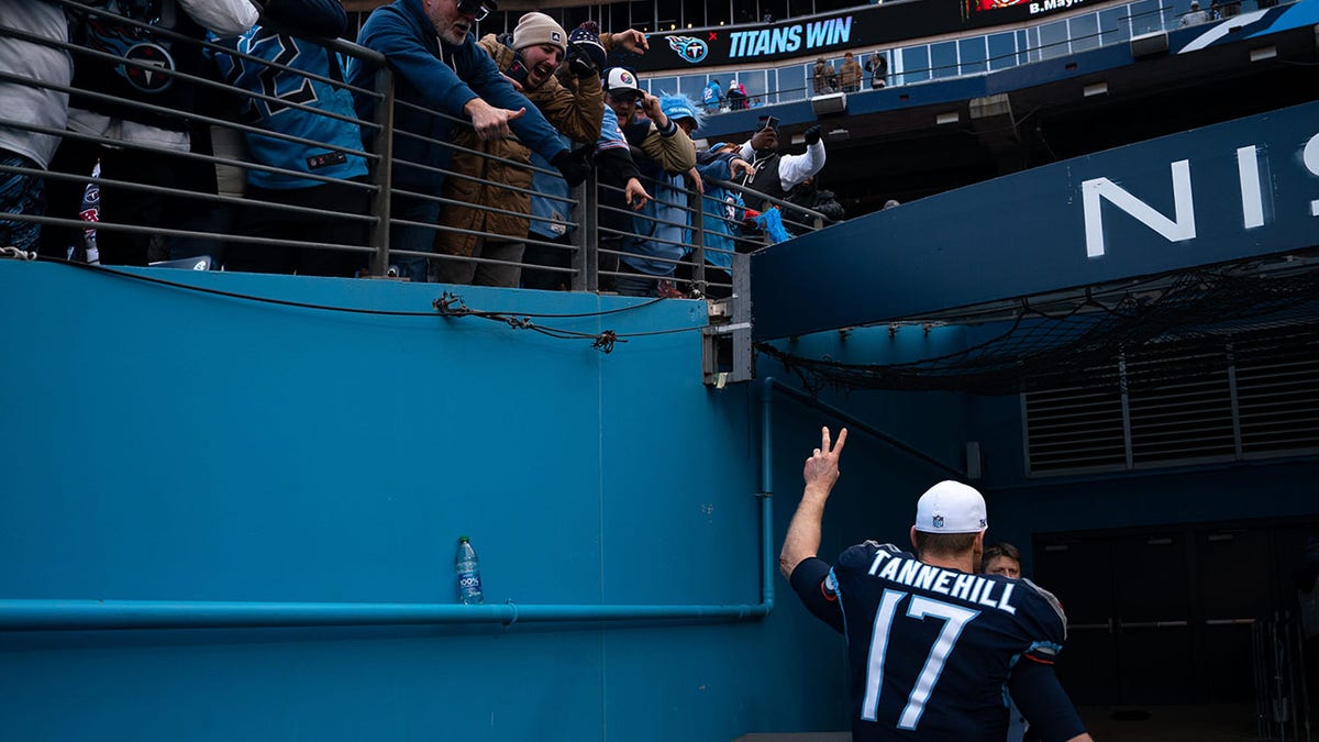 Ryan Tannehill jogs to tunnel
