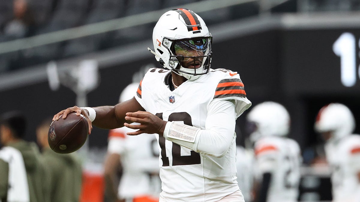 Shedeur Sanders warms up