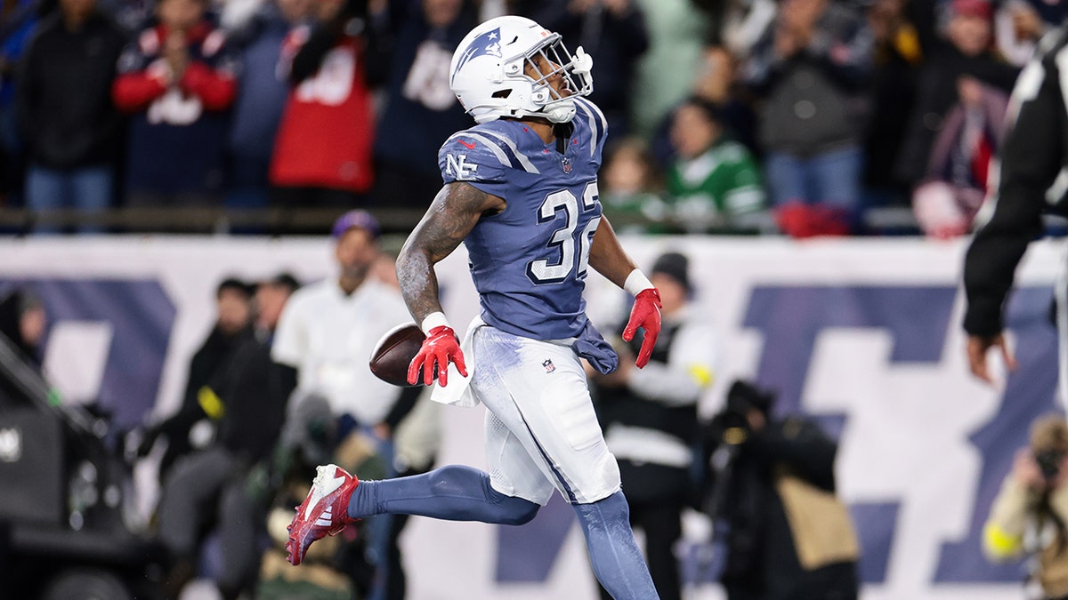 TreVeyon Henderson scores touchdown