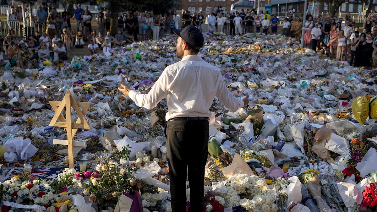 Rabbi leads tribute to Bondi Beach victims