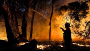 Farmer dies fighting fire near West River as blazes rage across Western Australia