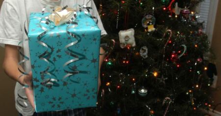 1 in 5 parents relying on grandparents to help with holiday gifts: survey