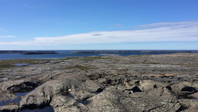 A picture of rocks along the water in Canada