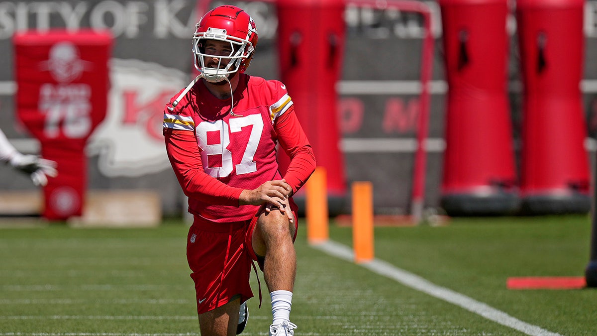 Travis Kelce stretches