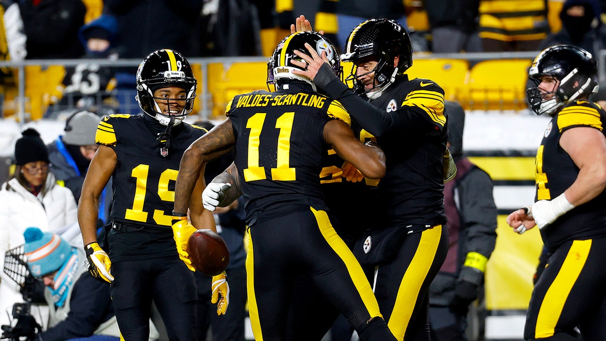 Aaron Rodgers celebrates touchdown