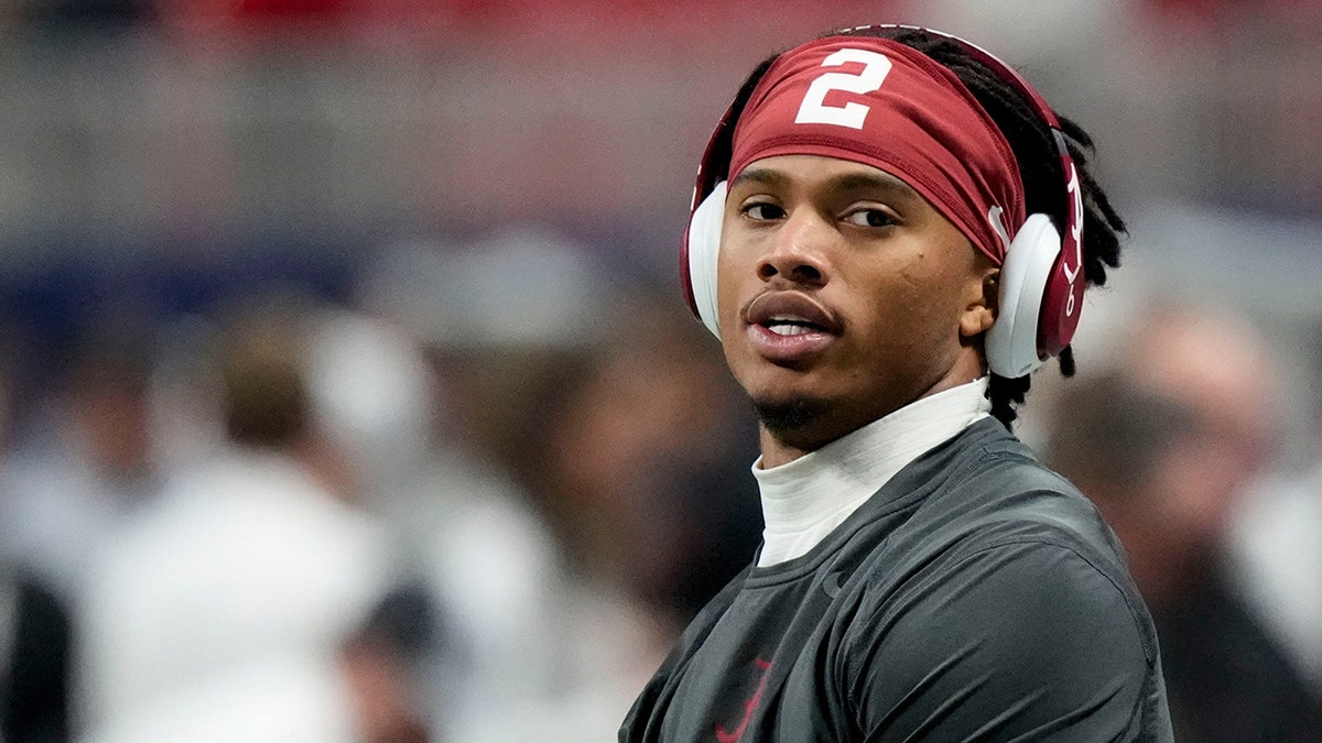 Ryan Williams warms up