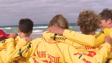 Hundreds of WA lifesavers gather in Perth to honour Bondi victims