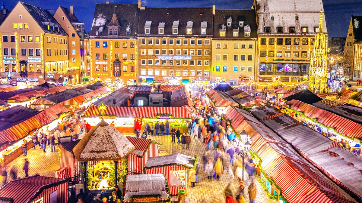 Night view over the world-famous Christkindlesmart Nürnberg and Altmarkt at night.