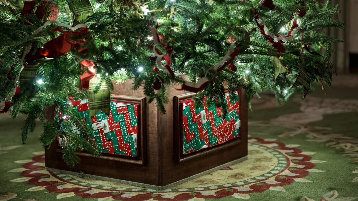 White House staff and volunteers decorate for Christmas, Sunday, November 30, 2025. (Official White House Photo by Andrea Hanks)