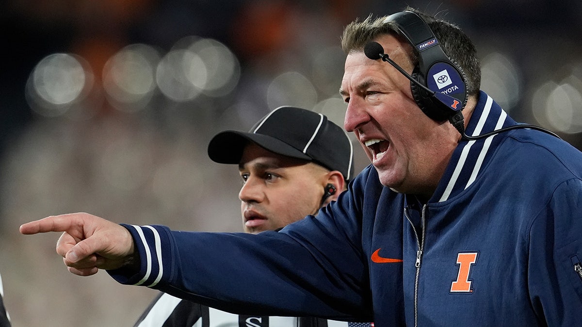 Bret Bielema calls out plays