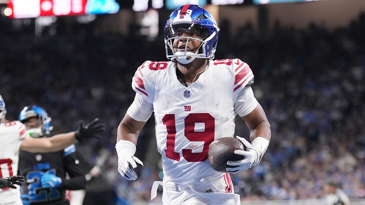 Jameis Winston scores touchdown