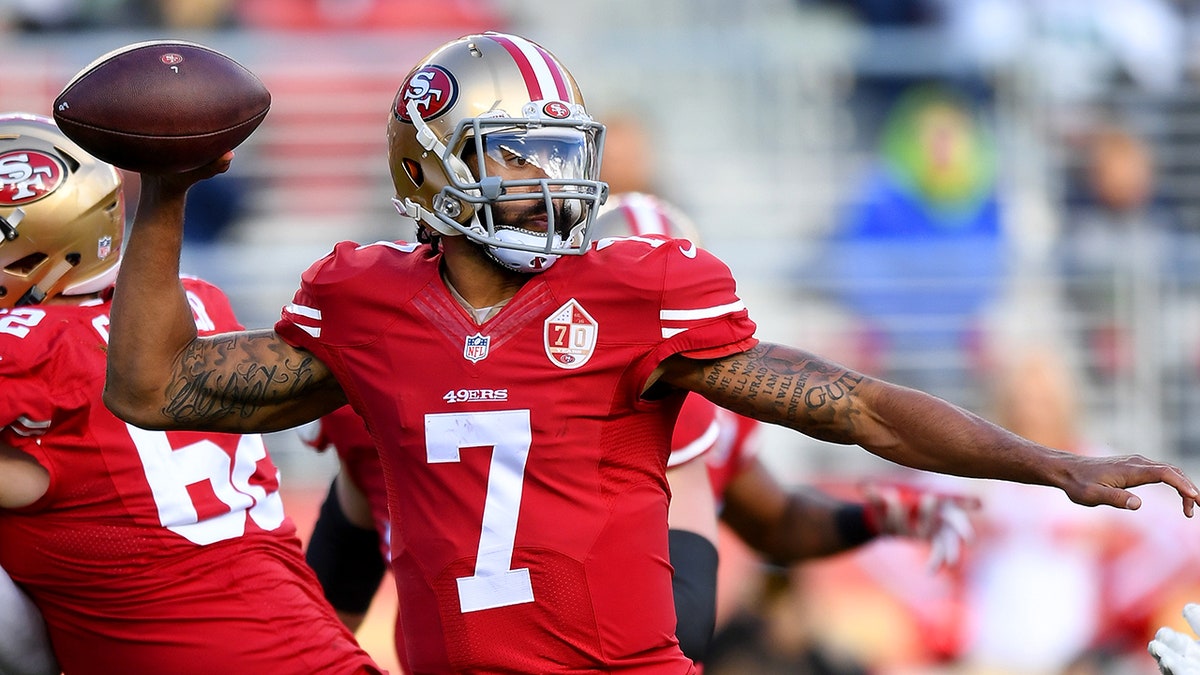 Colin Kaepernick throws a pass vs Seahawks