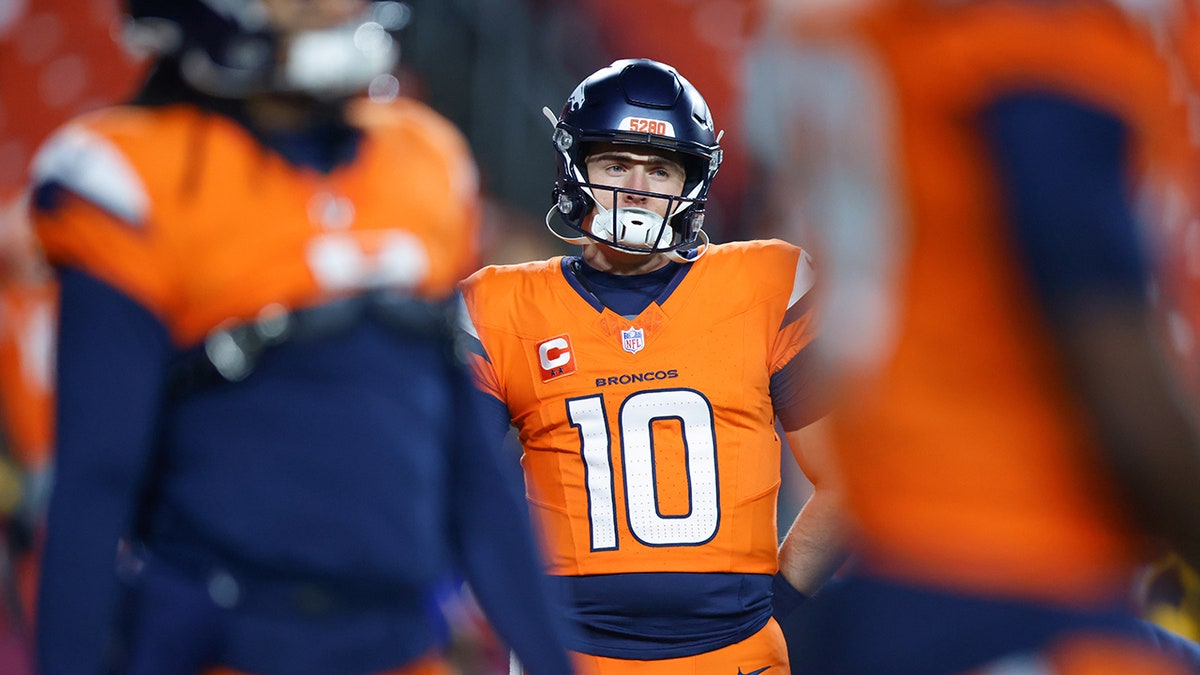 Bo Nix warms up vs Commanders game