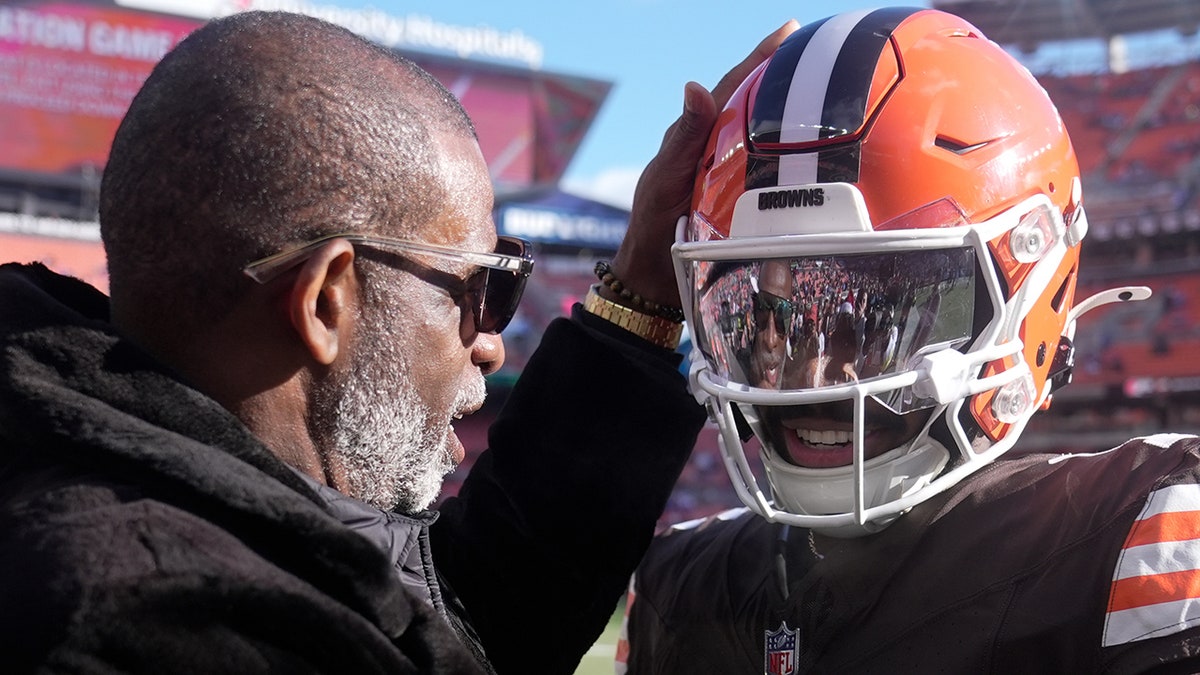 Shedeur Sanders meets with his dad