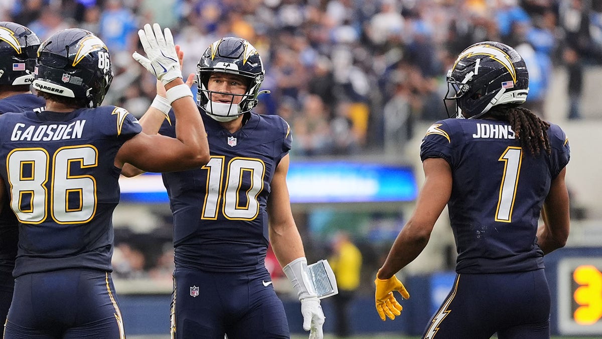 Justin Herbert with his teammates