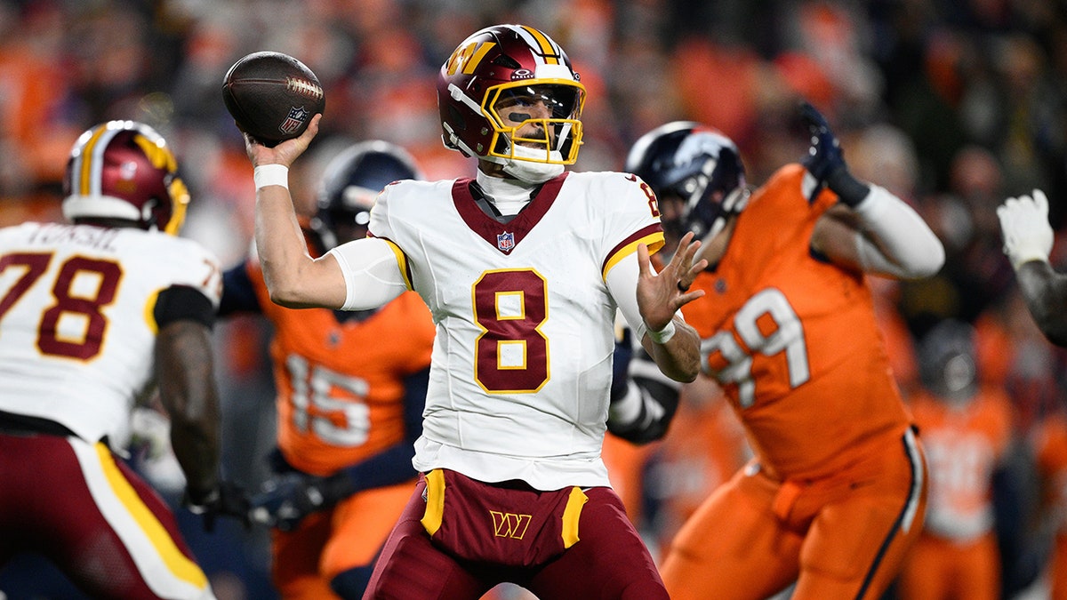 Marcus Mariota looks down field