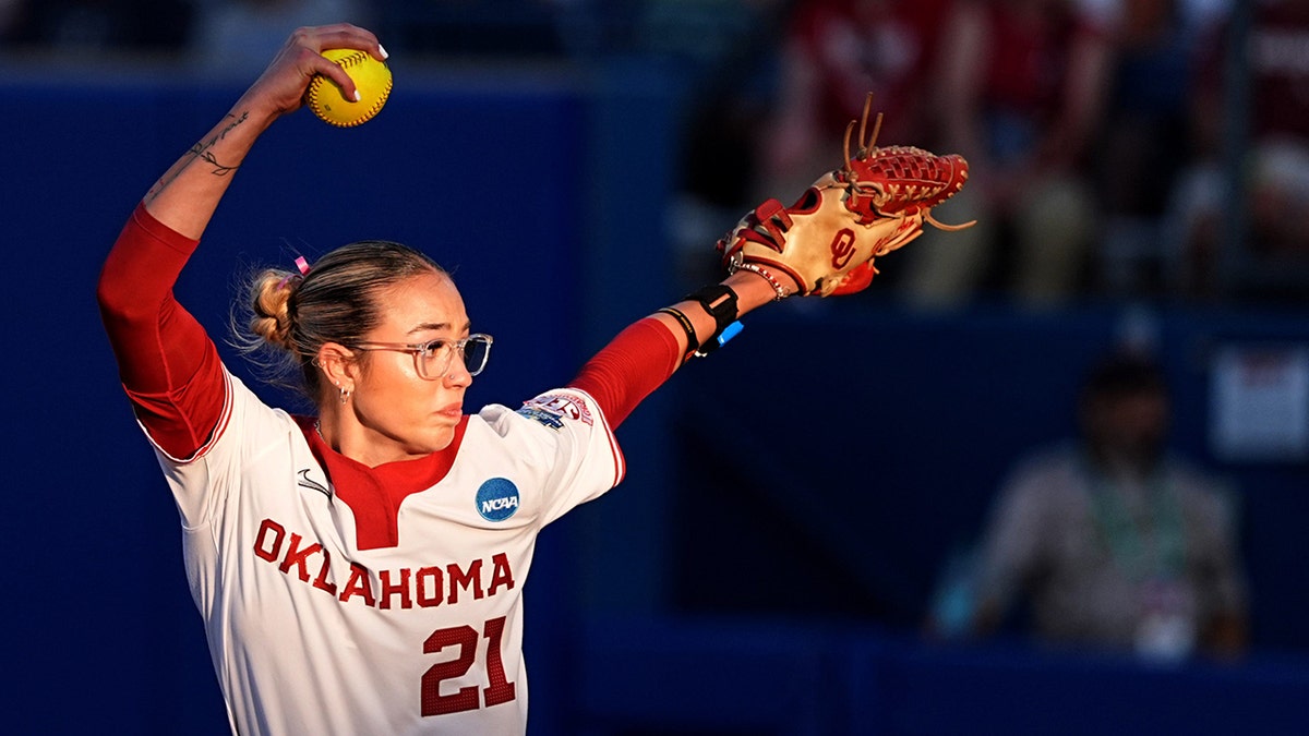 Sam Landry pitches for Oklahoma