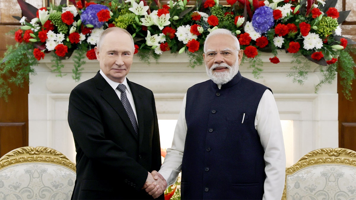 Russia’s president and India’s prime minister stand together for an official photo during a diplomatic visit.
