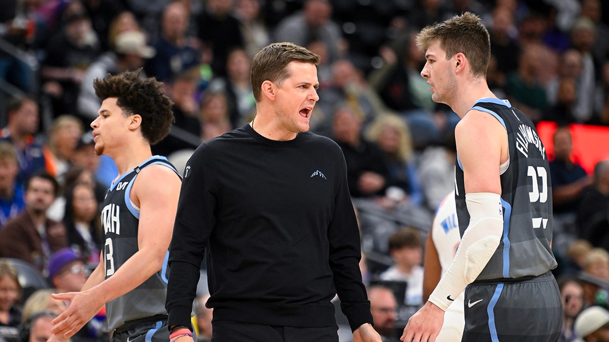 Will Hardy speaks to player