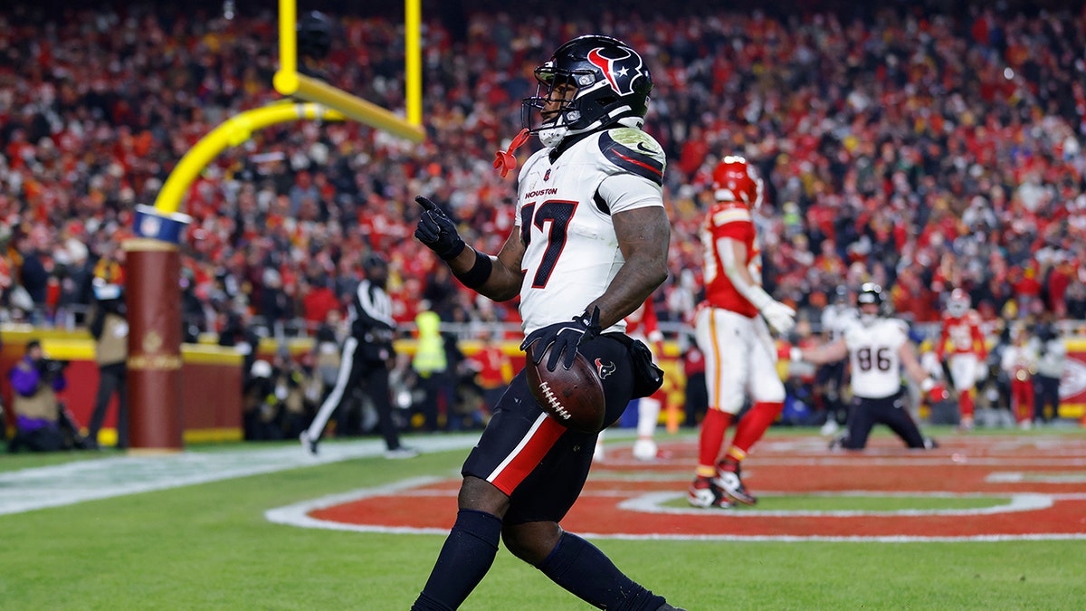 Woody Marks scores touchdown