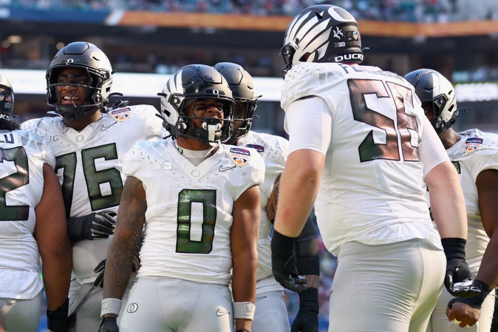 Oregon Star RB Likely Out for CFP After Broken Clavicle
