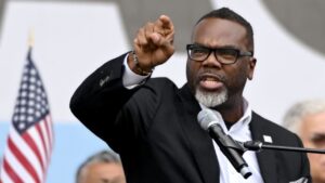 Chicago mayor Brandon Johnson puts ICE ‘on notice’ with executive order seeking prosecution of agents