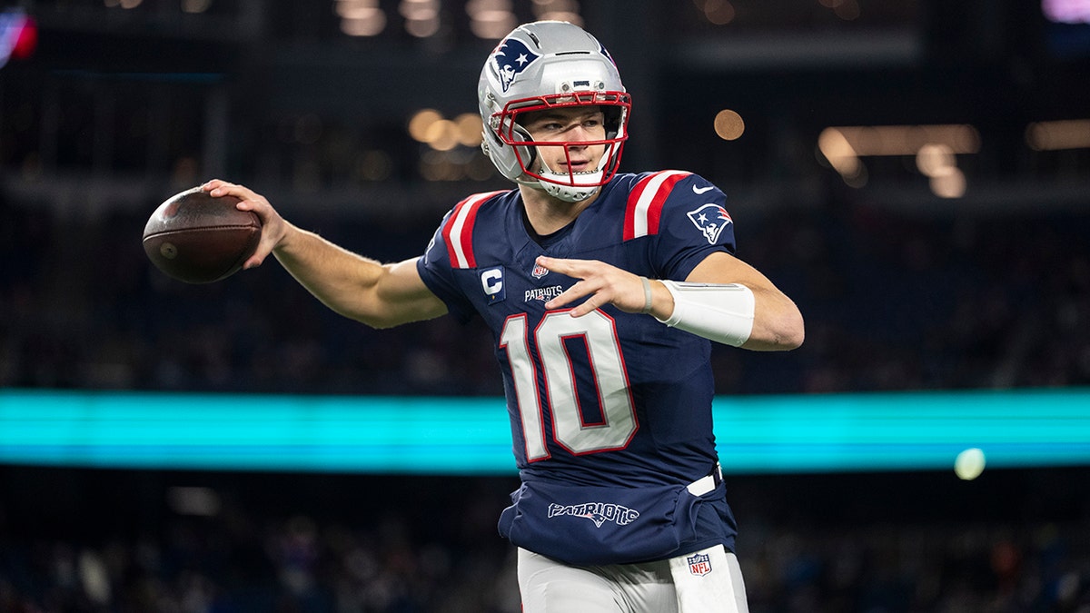 Drake Maye throws pass