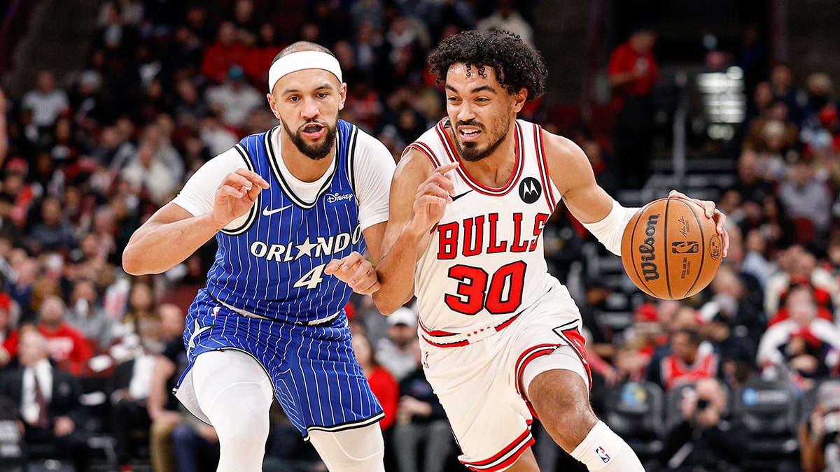 Jalen Suggs guards Tre Jones